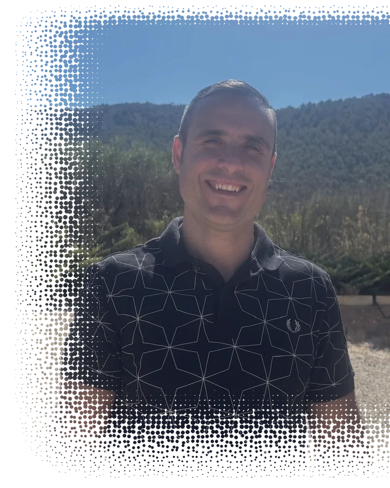 Raúl Tomás sonriendo, con la sierra de Villena al fondo