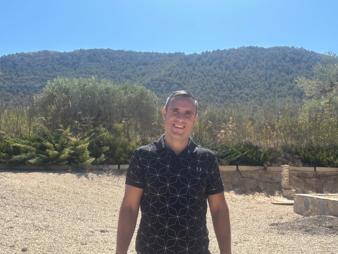 Raúl Tomás en un jardín de Villena